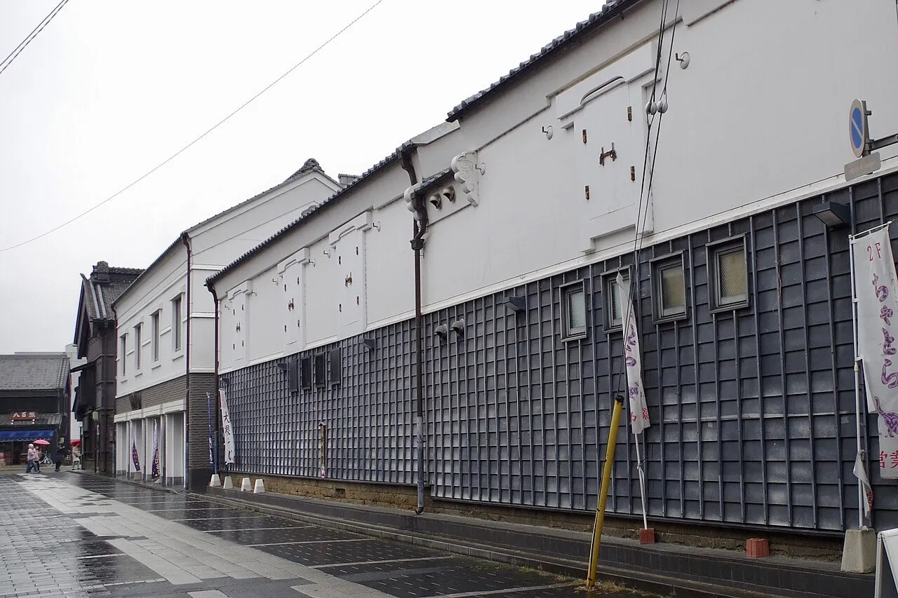 とちぎ蔵の街観光館の土蔵群。白壁となまこ壁の蔵が通りに沿って続く。