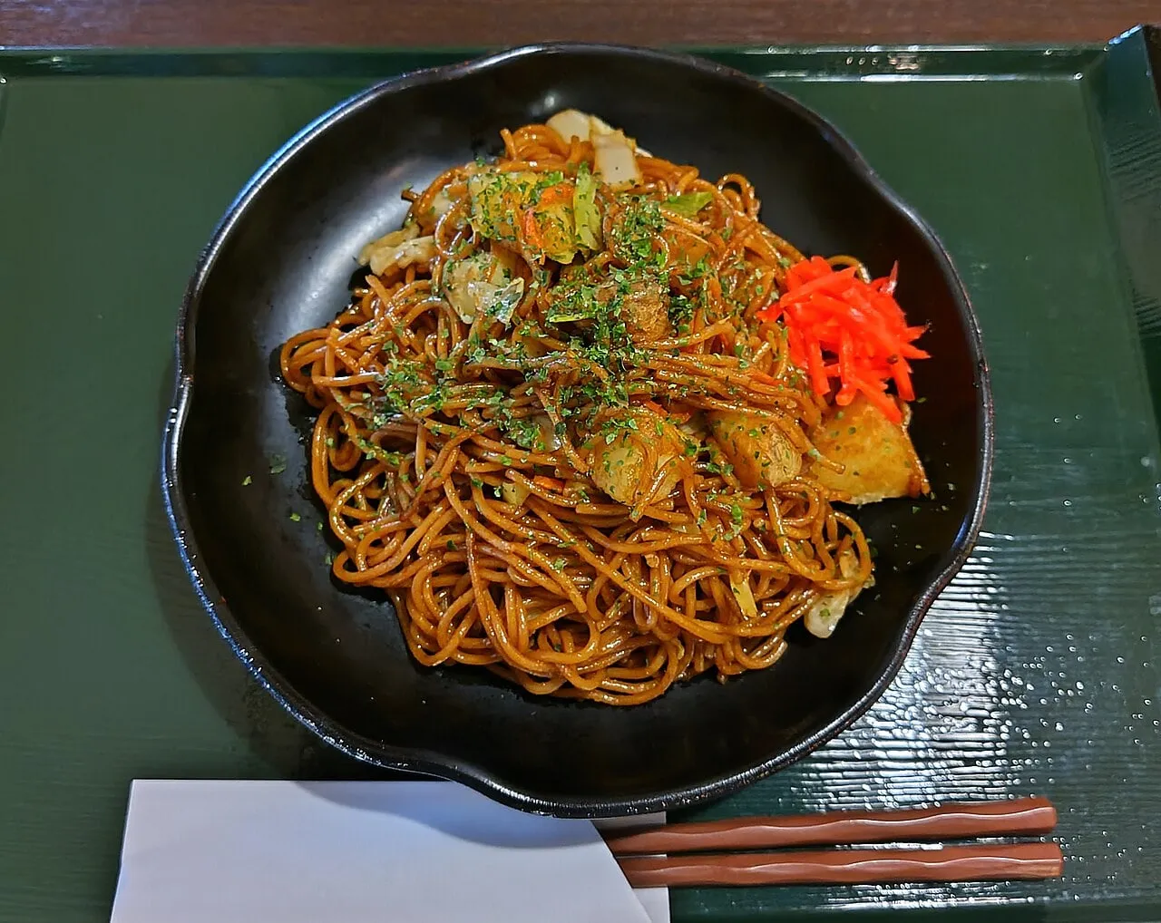 器に盛られたじゃがいも入りのソース焼きそば。青のりと紅しょうがが添えてある。